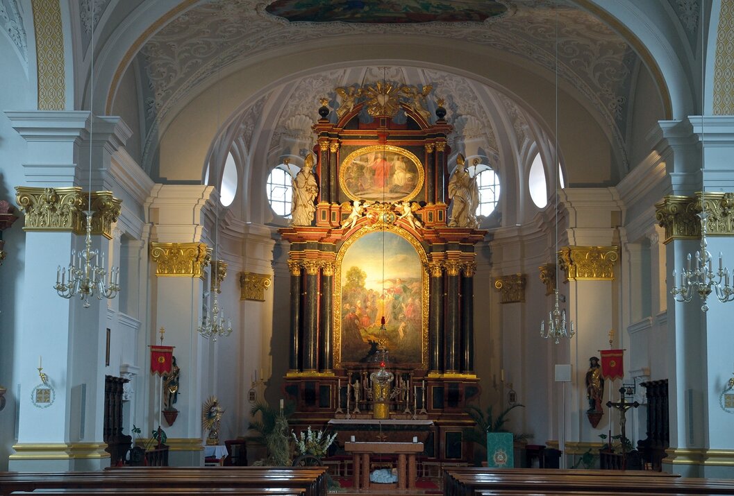 Barocker Altar in Kirche mit Gemälden und Verzierungen
