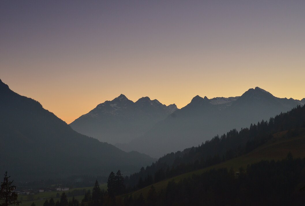 Bergkette im Gegenlicht bei Sonnenaufgang oder Sonnenuntergang