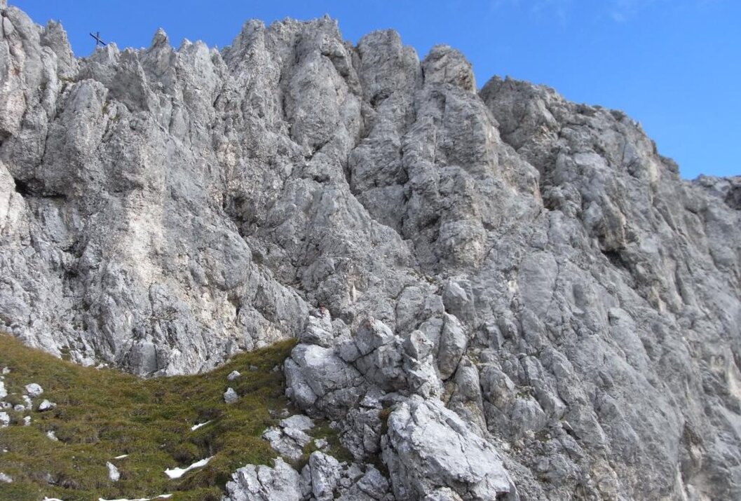 Felsiger Berggipfel unter blauem Himmel