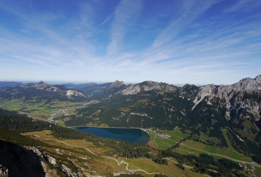 Berglandschaft mit See unter blauem Himmel