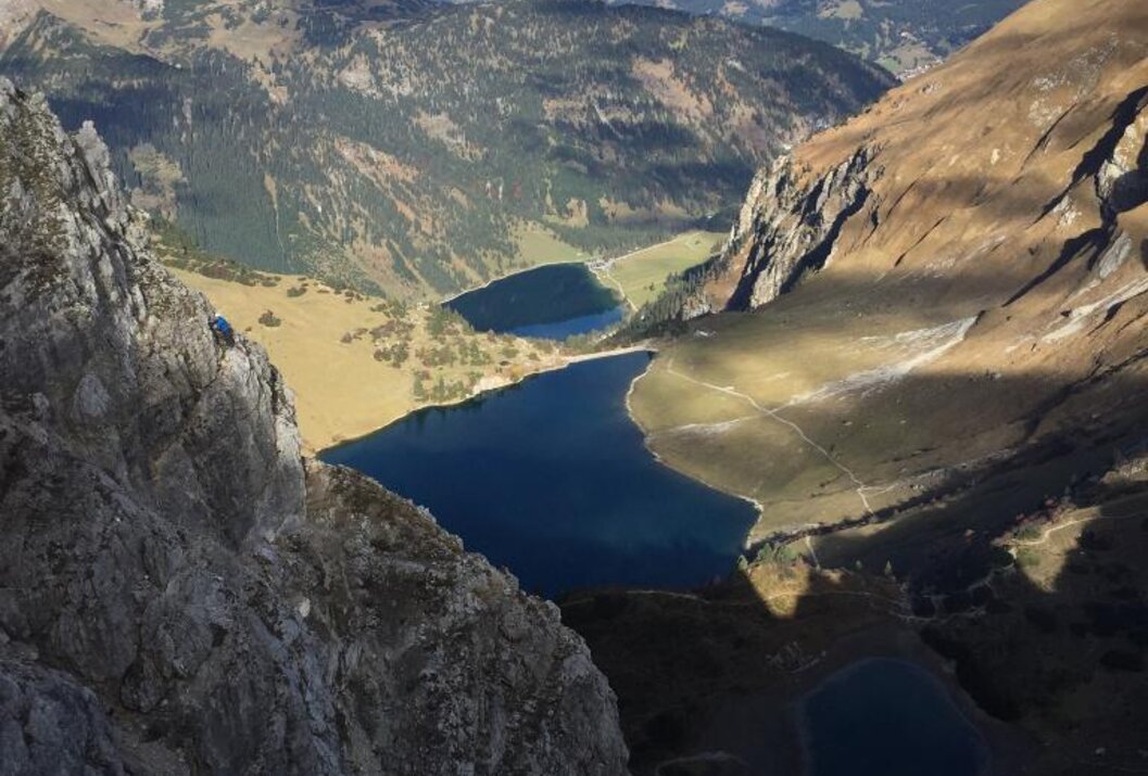 Berglandschaft mit zwei Seen im Tal, aufgenommen von einem hohen Standpunkt