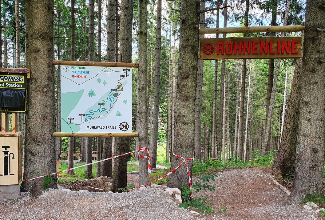 Waldweg mit Schildern "Rohrenkopf" und "Mühlwald Trails" sowie Streckenkarte