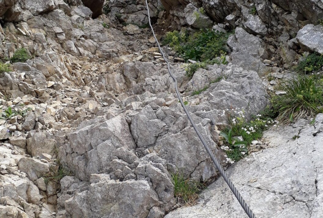 Felsiger Bergpfad mit Drahtseilversicherung