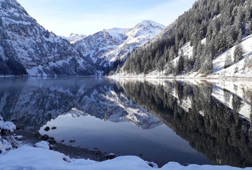 Winterliche Berglandschaft mit See und Spiegelung