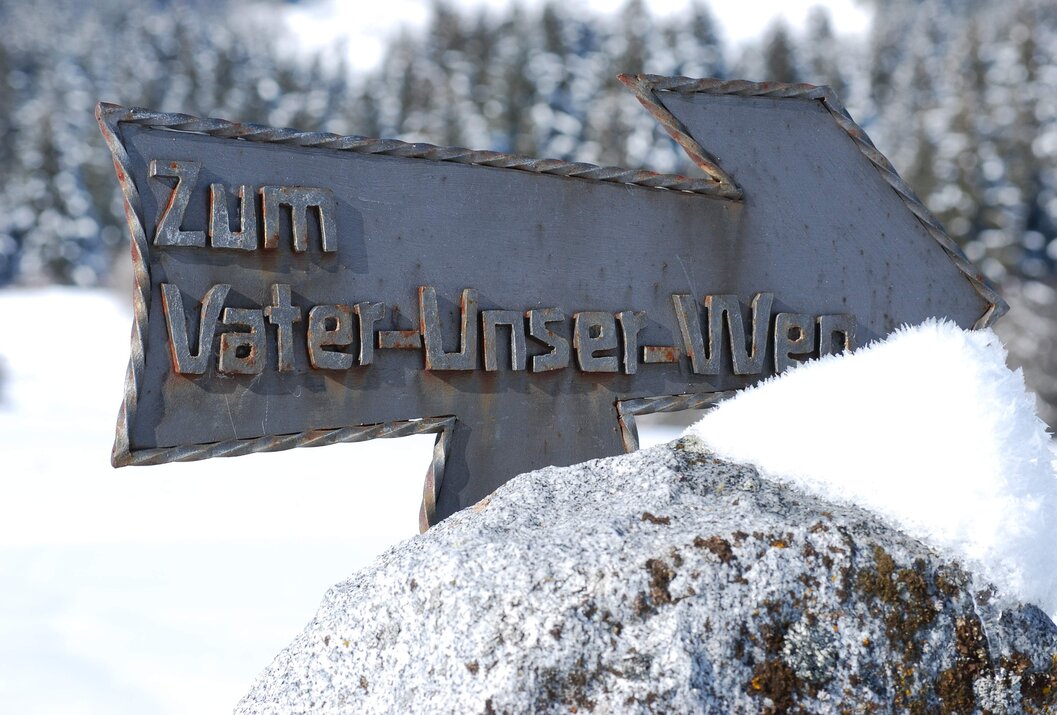Wegweiser zum Vater-Unser-Weg im Schnee