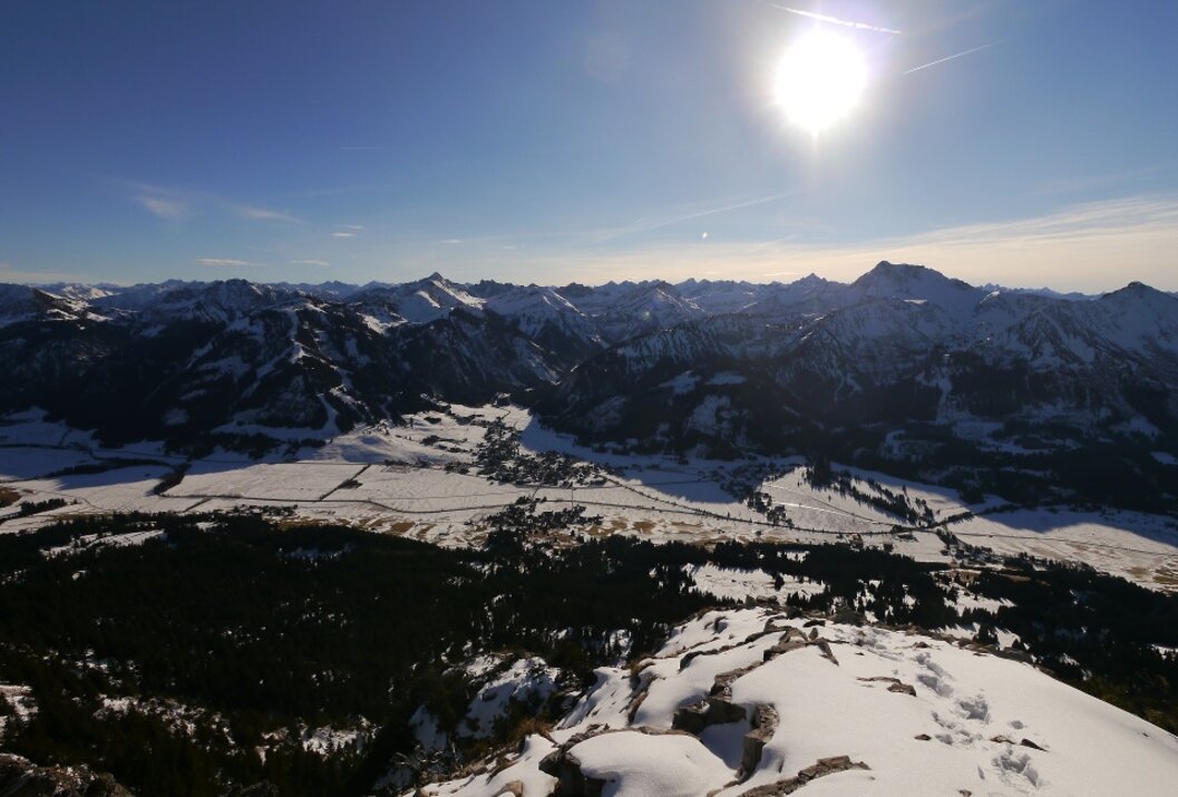 Winterliche Berglandschaft unter strahlender Sonne