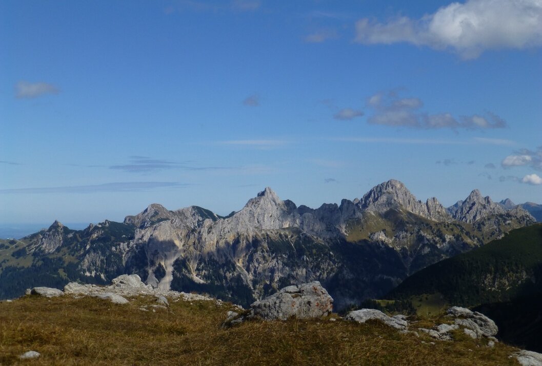 Berglandschaft unter blauem Himmel mit vereinzelten Wolken