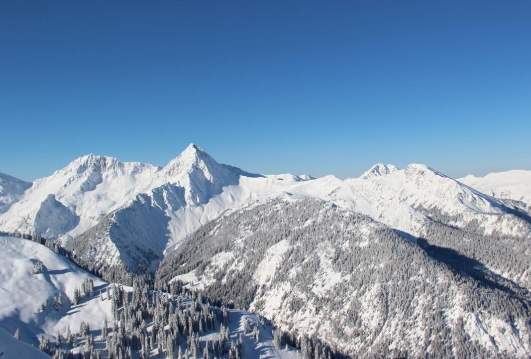 Verschneite Berglandschaft unter blauem Himmel