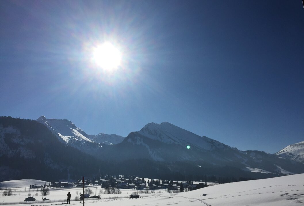 Winterlandschaft mit Bergen unter strahlender Sonne