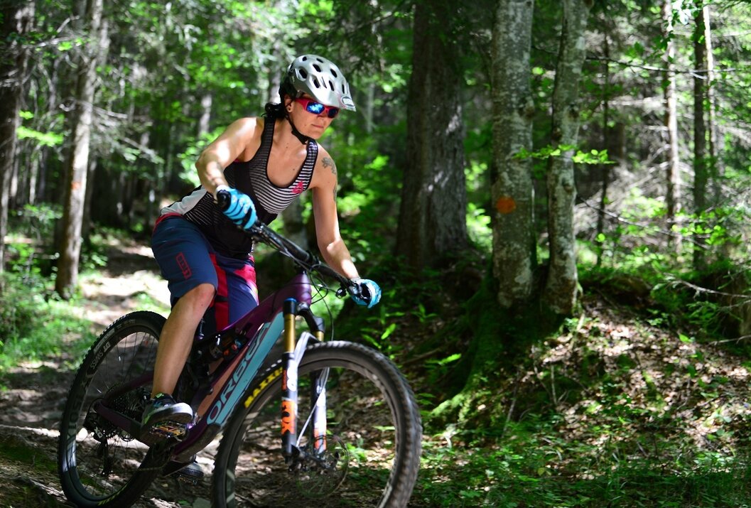 Frau fährt Mountainbike im Wald