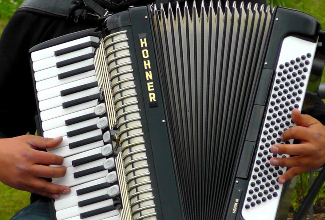 Nahaufnahme einer Hand, die ein Hohner Akkordeon spielt