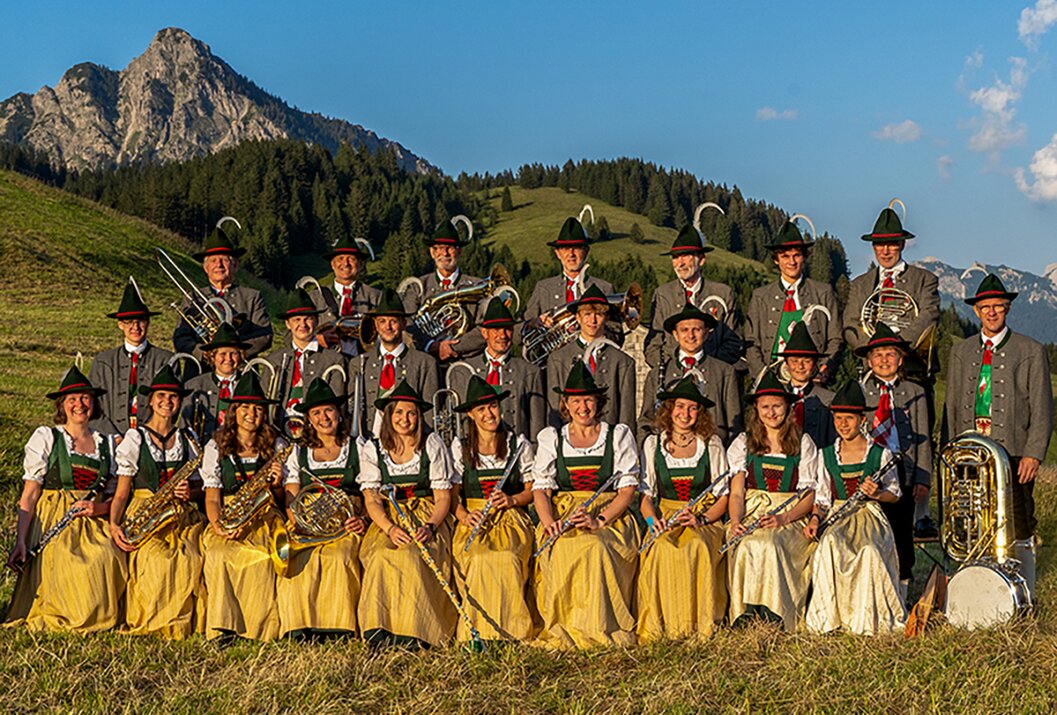 Blaskapelle in Tracht vor Bergkulisse