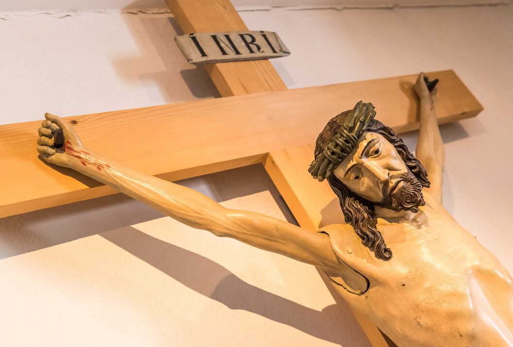 Jesus am Kreuz mit Dornenkrone und INRI-Schild