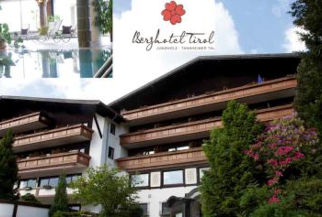 Berghotel Tirol mit Balkonen und Blumenkästen vor bewaldeter Bergkulisse