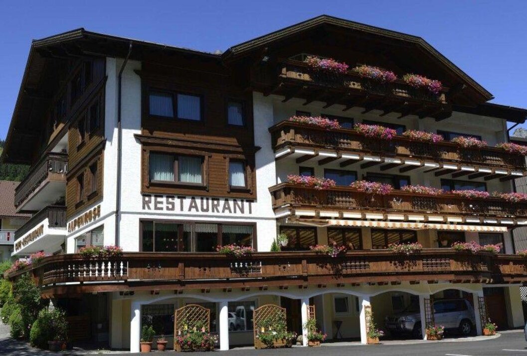 Hotel mit Restaurant und Balkonen mit Blumenkästen
