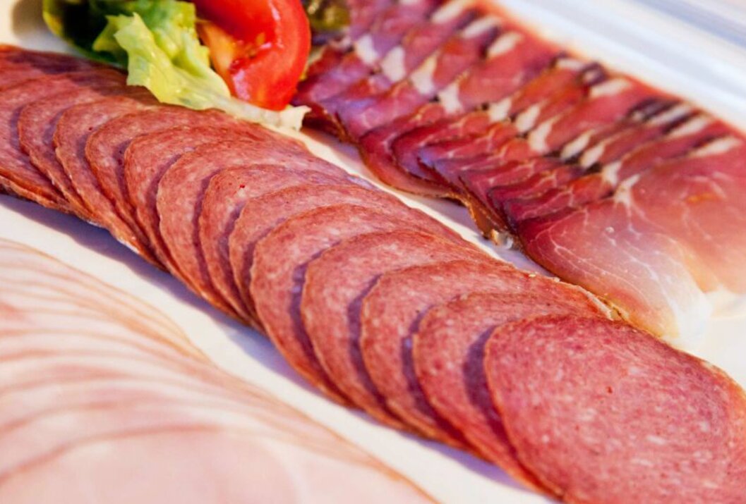 Aufschnittplatte mit Wurst, Schinken und Salatgarnitur
