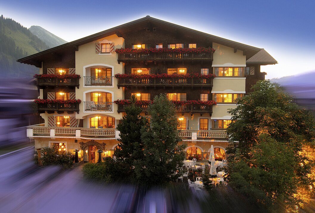 Hotel mit Balkonen und Blumenkästen bei Dämmerung