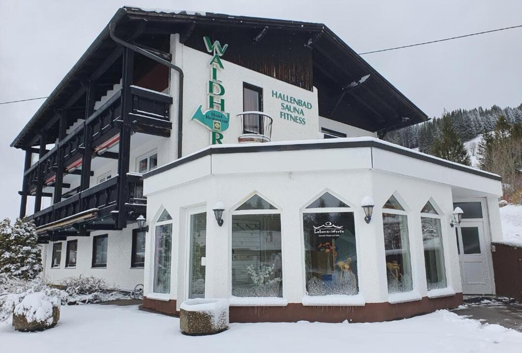 Verschneites Hotel Waldher mit Hallenbad, Sauna und Fitnessraum