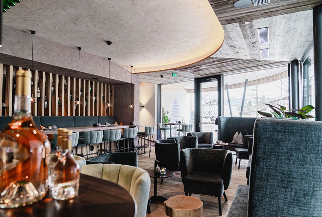 Innenansicht eines modernen Restaurants mit Bar, Tischen und Sesseln