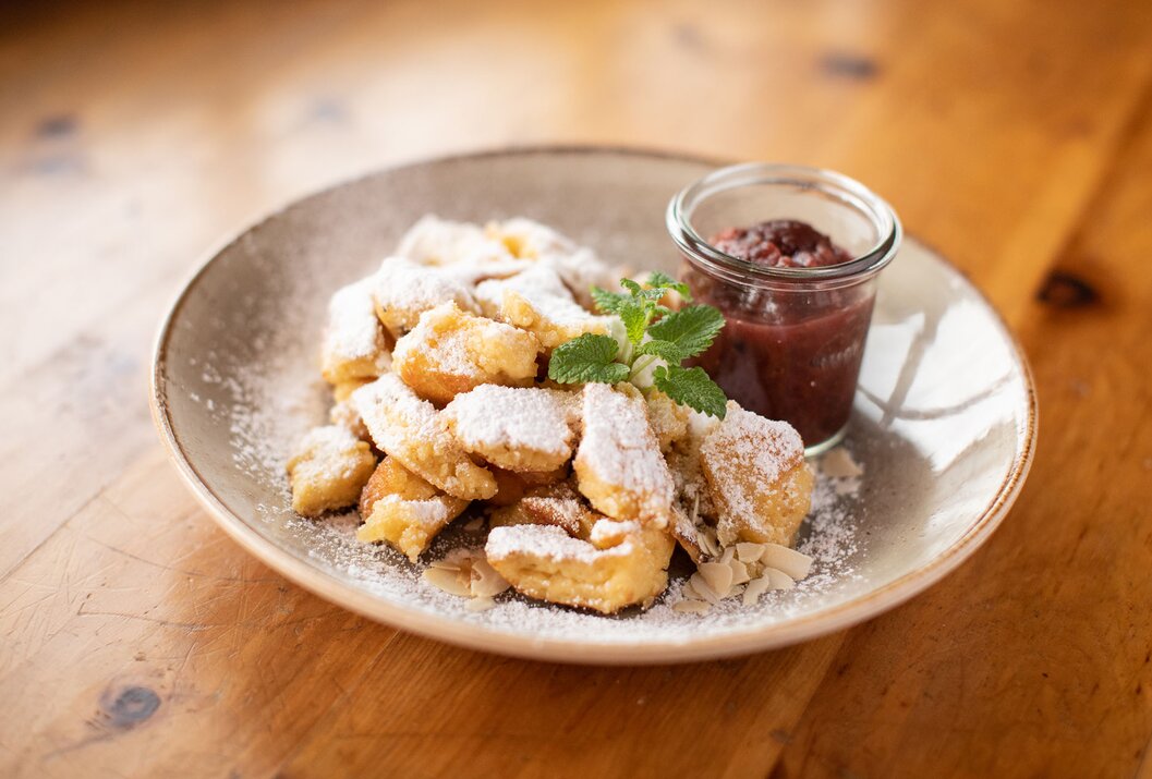 Kaiserschmarrn mit Puderzucker und Marmelade auf Teller