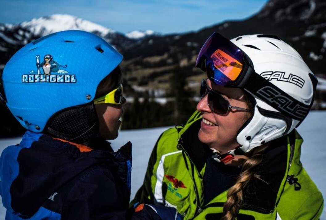 Zwei Skifahrer mit Helmen und Skibrillen schauen sich an