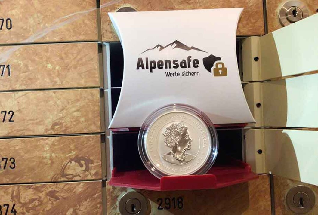 Silbermünze mit Queen Elizabeth II vor Alpensafe-Verpackung in einem Schließfach
