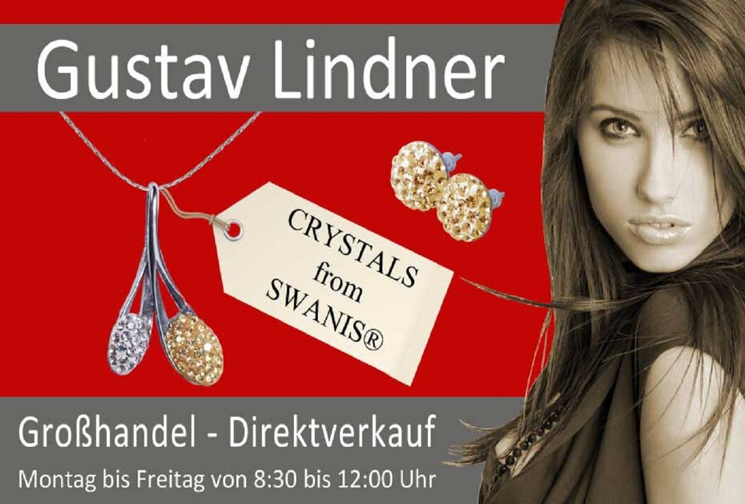 Schmuck-Werbung mit Halskette, Ohrringen, Preisschild und dem Gesicht einer Frau vor rotem Hintergrund