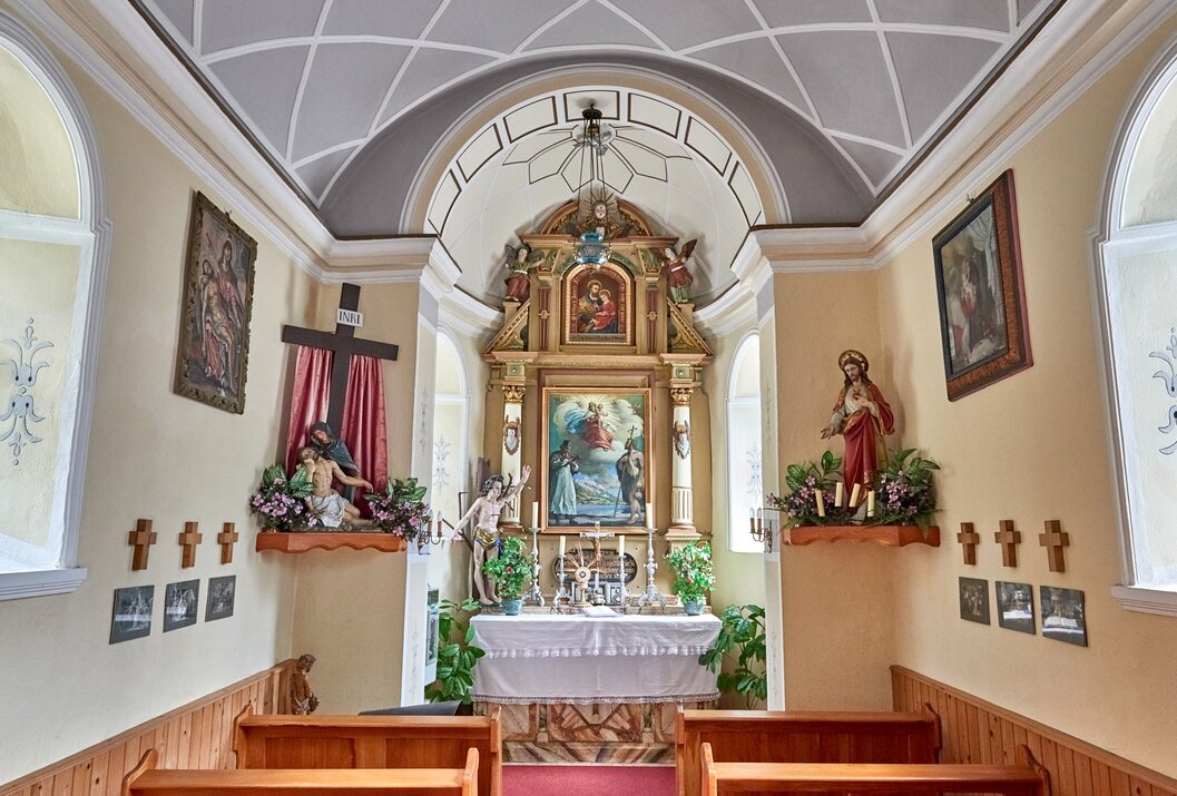 Innenansicht einer kleinen Kapelle mit Altar, Heiligenfiguren und Kreuz