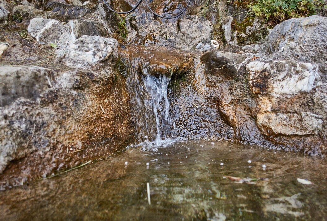 Kleiner Wasserfall in einem Steingarten