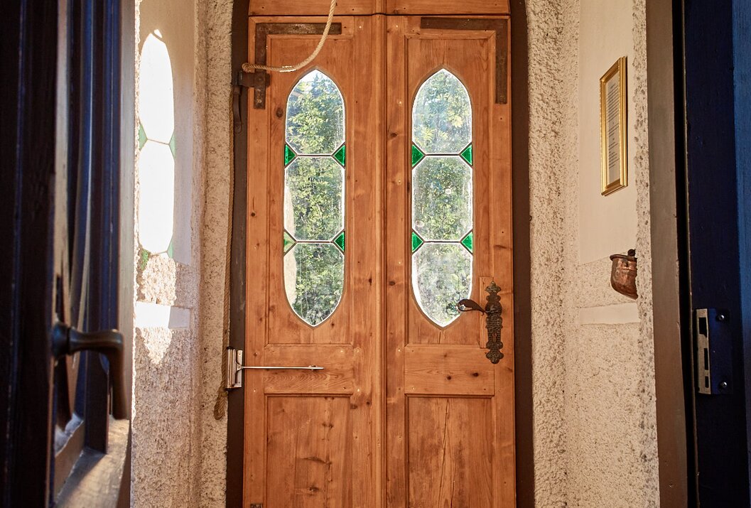 Holztür mit Glasfenstern in einem Hauseingang