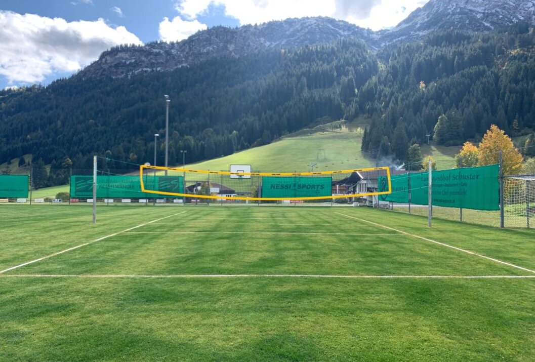 Sportplatz mit Netz vor Berglandschaft
