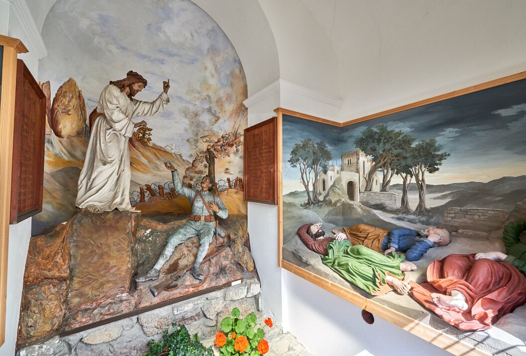 Reliefdarstellung biblischer Szenen an einer Wand mit Jesus, Soldaten und schlafenden Personen