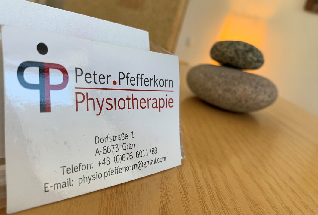 Visitenkarte Peter Pfefferkorn Physiotherapie mit Adresse und Kontaktdaten vor Steinturm