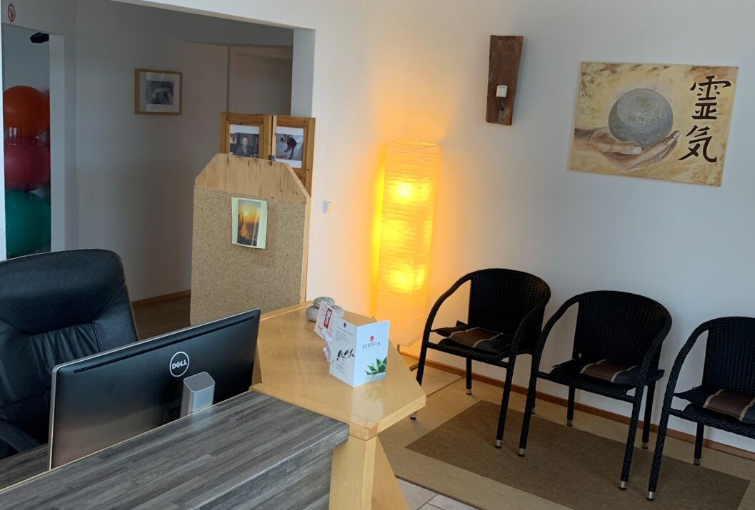 Empfangsbereich mit Schreibtisch, Stühlen und Dekoration
