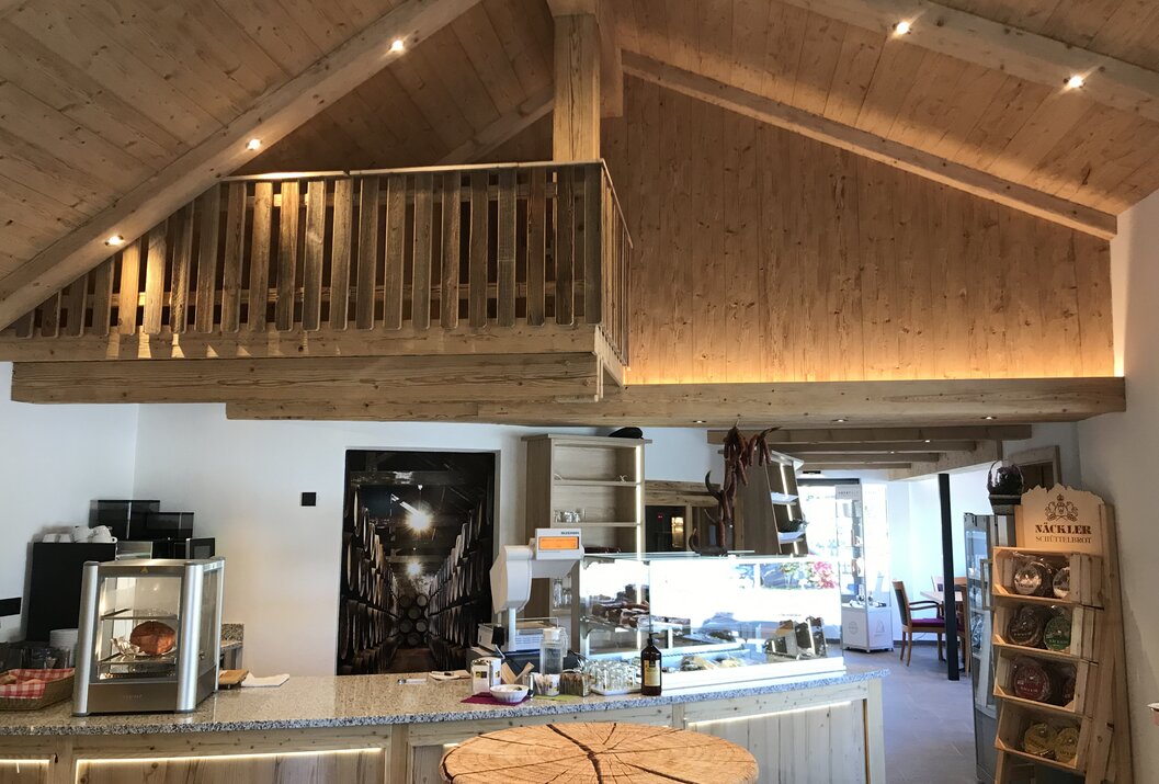 Holzvertäfelter Raum mit Theke, Galerie und Beleuchtung
