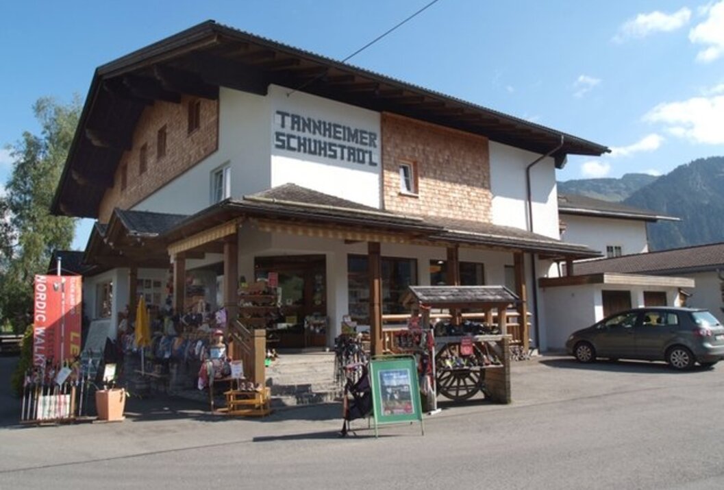 Tannheimer Schuhstrol Gebäude mit Holzverkleidung und Auslage vor dem Eingang