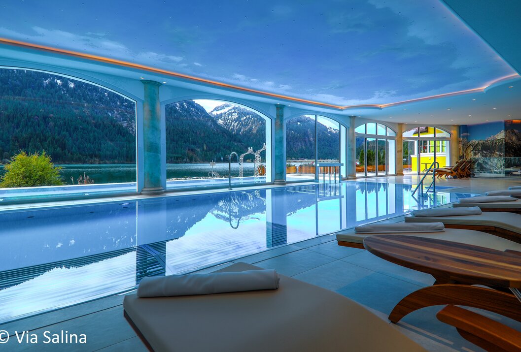Innenpool mit Bergblick durch große Fenster