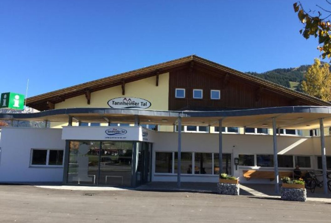 Gebäude mit der Aufschrift "Tannheimer Tal" unter blauem Himmel