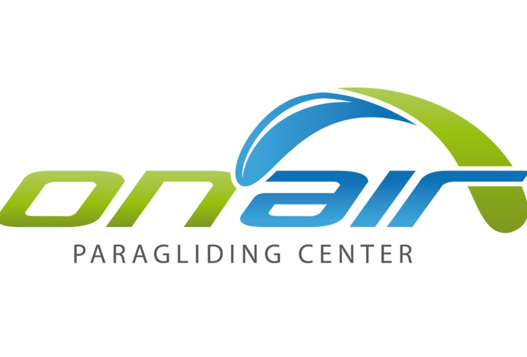Logo von "On Air Paragliding Center" mit blau-grünem Gleitschirm-Symbol