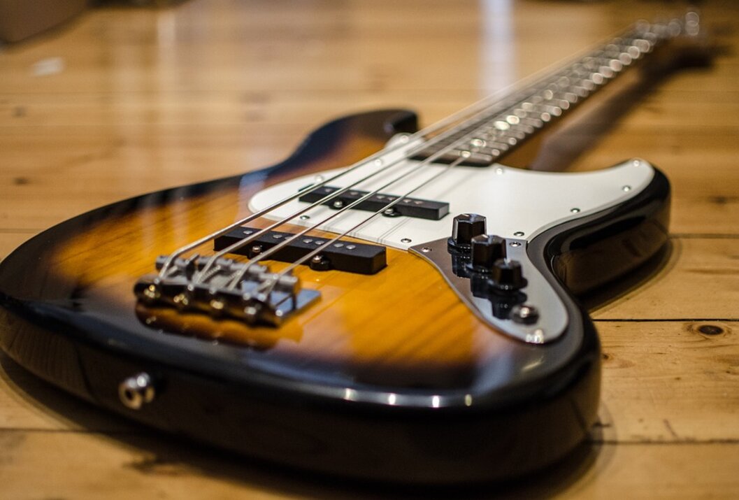 Nahaufnahme einer E-Gitarre auf einem Holzboden