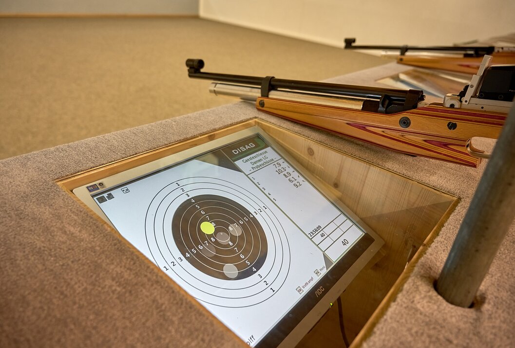 Sportgewehr mit elektronischer Zielscheibenanzeige auf Schießstand