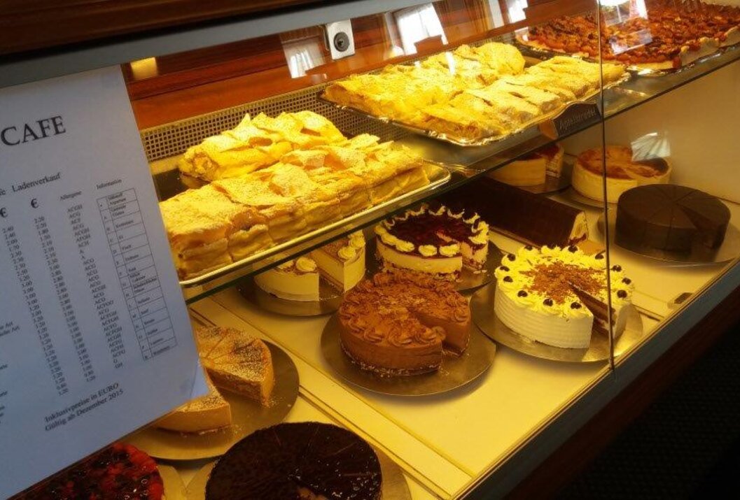 Süße Kuchen und Gebäck im Dorfcafe-Schaufenster