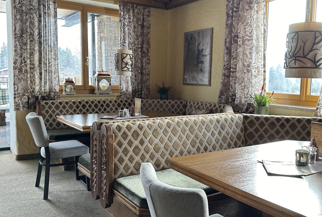 Gemütliches Restaurant mit Holzbalken und modernen Stühlen