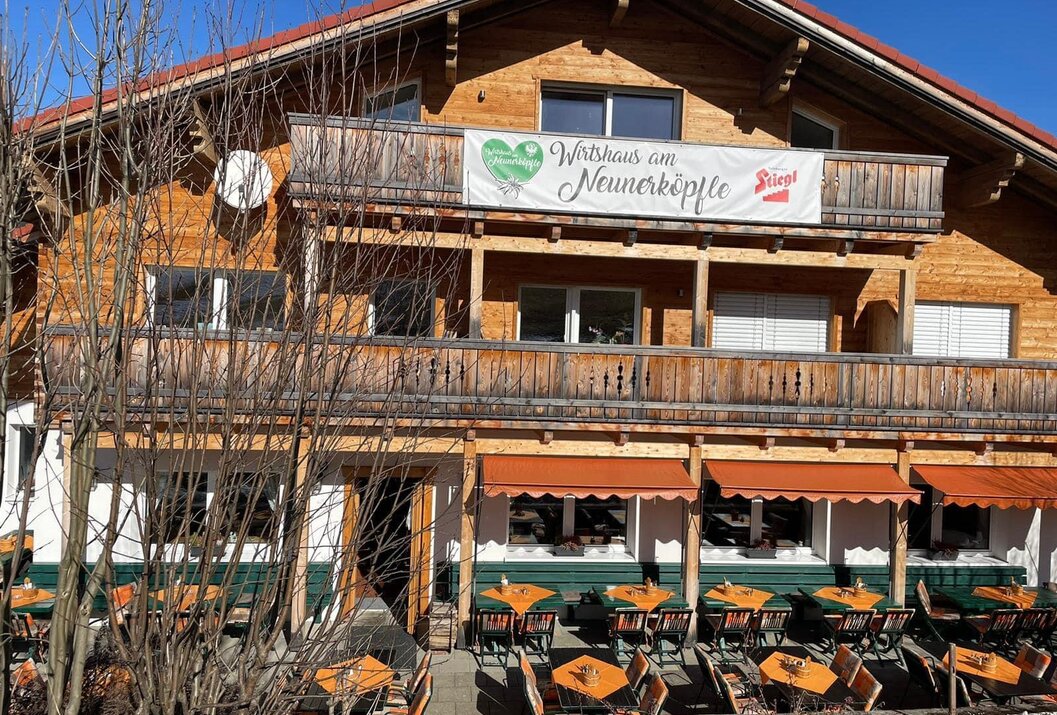 Rustikales Holz-Wirtshaus mit Balkonen und Außenterrasse