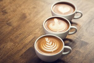 Kaffee und Kuchen im Kräutergarten