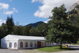 Festzelt beim Feuerwehrhaus